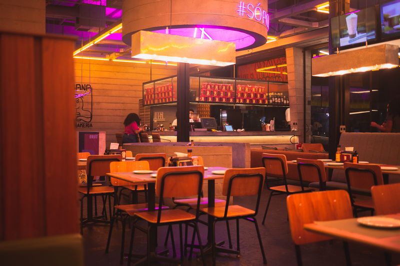 Pizza inn restaurant team culture and dining atmosphere